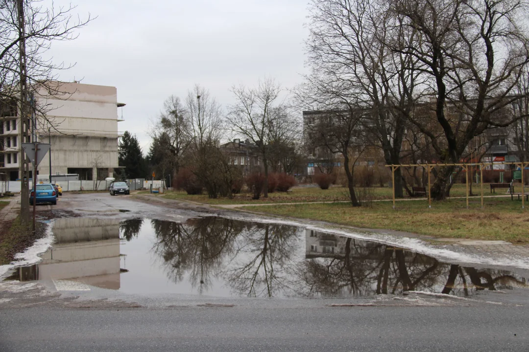 Zalana ulica Jęczmienna przy skrzyżowaniu z ul. Srebrzyńską w Łodzi