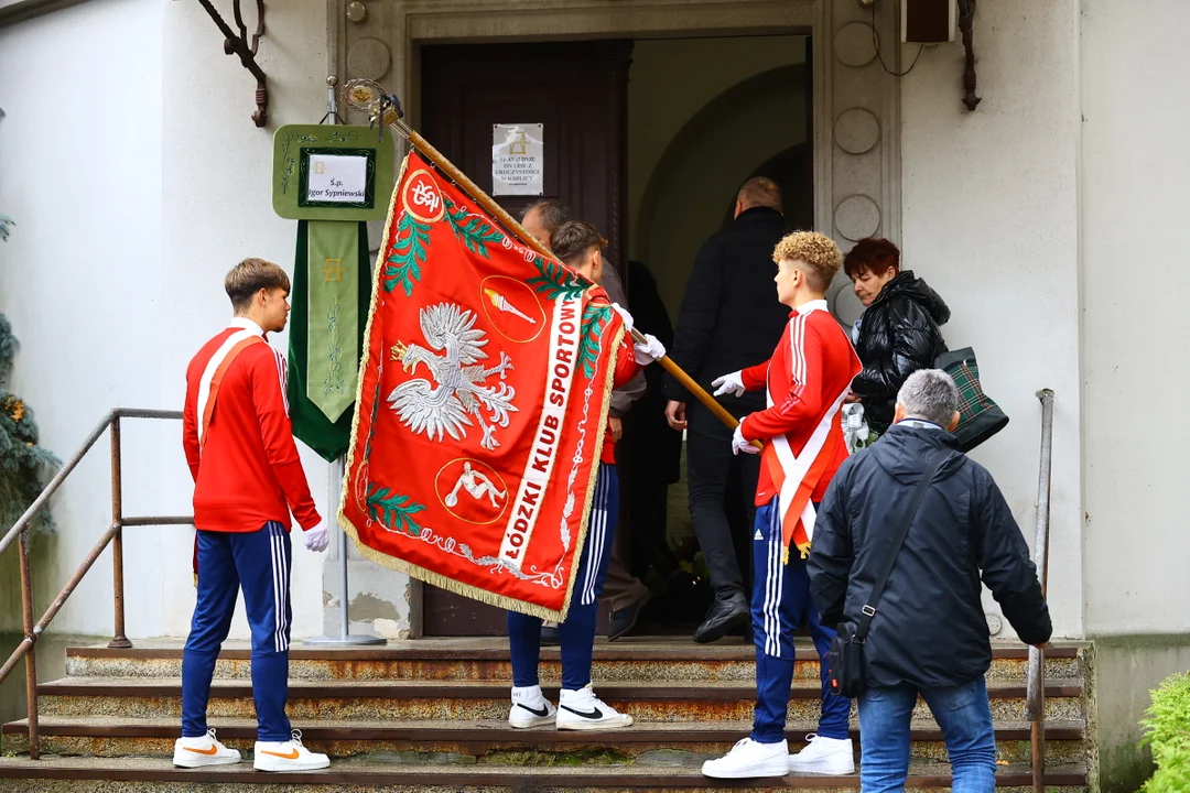 Pogrzeb Igora Sypniewskiego w Łodzi. Kibicie żegnali wychowanka ŁKS-u.