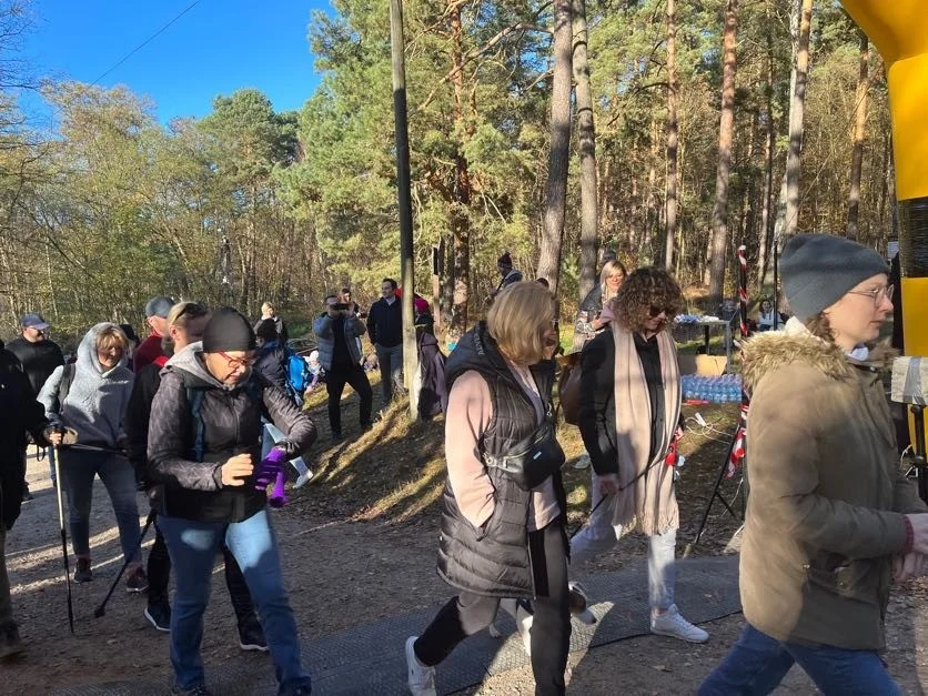 VIII edycja Spaceru i Biegu do Niepodległości w Grotnikach. Piękna pogoda zachęcała do aktywnego spędzania czasu!