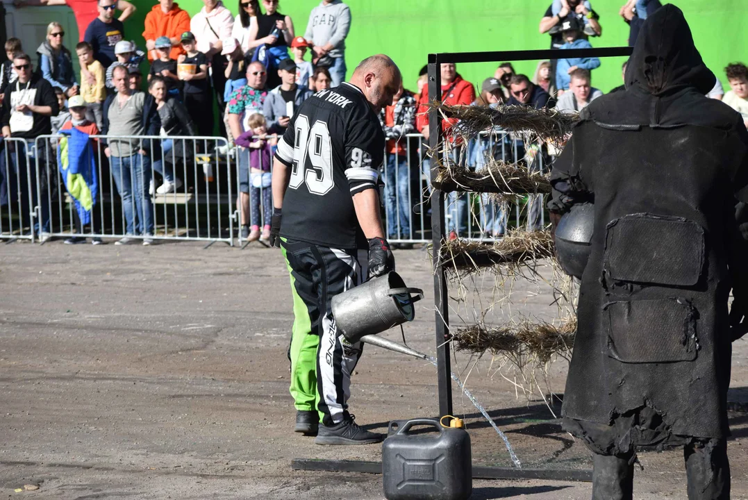 Giganty na czterech kołach zrobiły duże show! Widowiskowy pokaz monster trucków