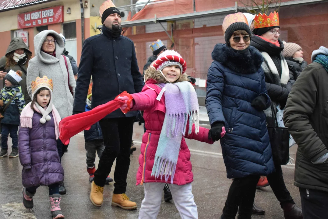 Zgierzanie poszli w orszaku Trzech Króli. Hasłem przewodnim marszu było "W jasełkach leży" [ZDJĘCIA] - Zdjęcie główne