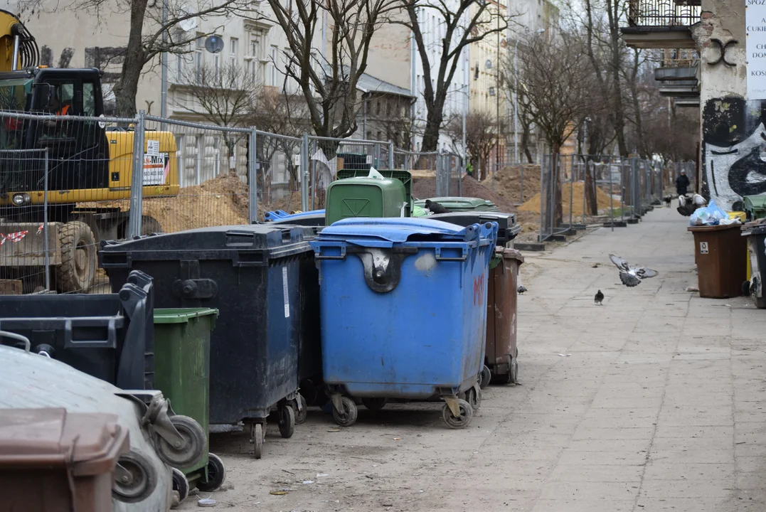 Mieszkańcy mają dość zalegających śmieci w centrum Łodzi. „Flaszek jest więcej niż robotników” [zdjęcia]