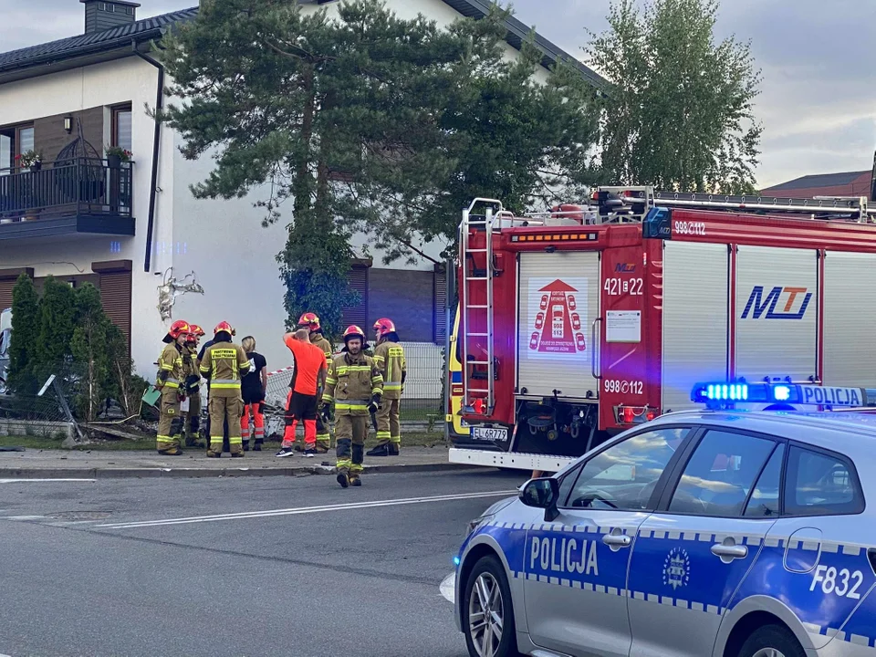 Wjechał autem w dom. Duża akcja służb na Łęczyckiej, są utrudnienia w ruchu [ZDJĘCIA] - Zdjęcie główne