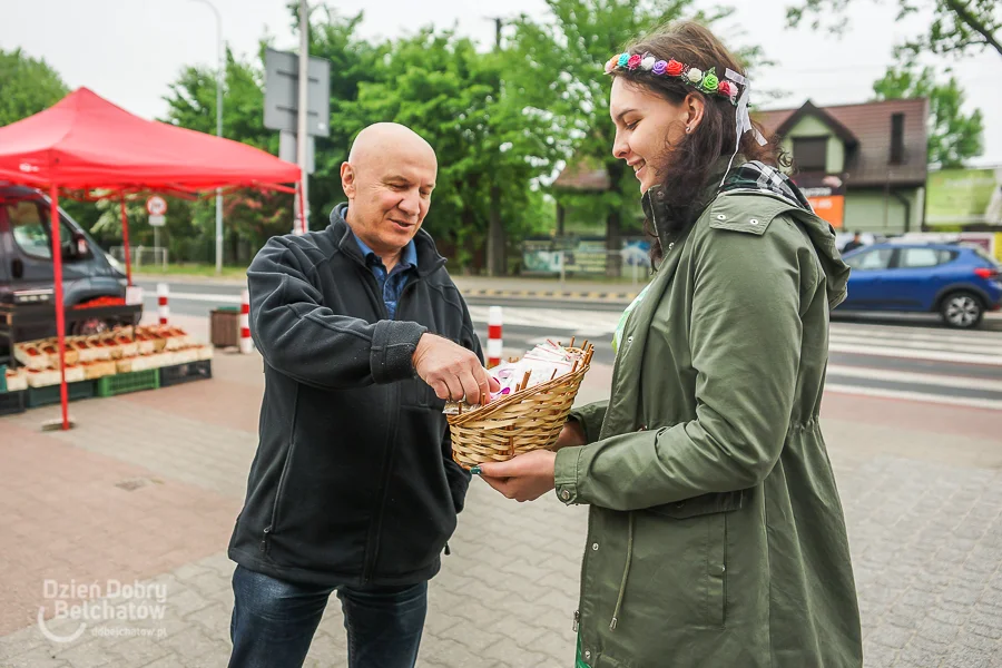 Mniej koszenia w Bełchatowie, miasto ma zarastać? Przed targowiskiem rozdawali woreczki z... [FOTO] - Zdjęcie główne