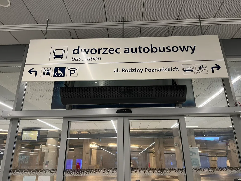 Pusty dworzec autobusowy Łódź Fabryczna