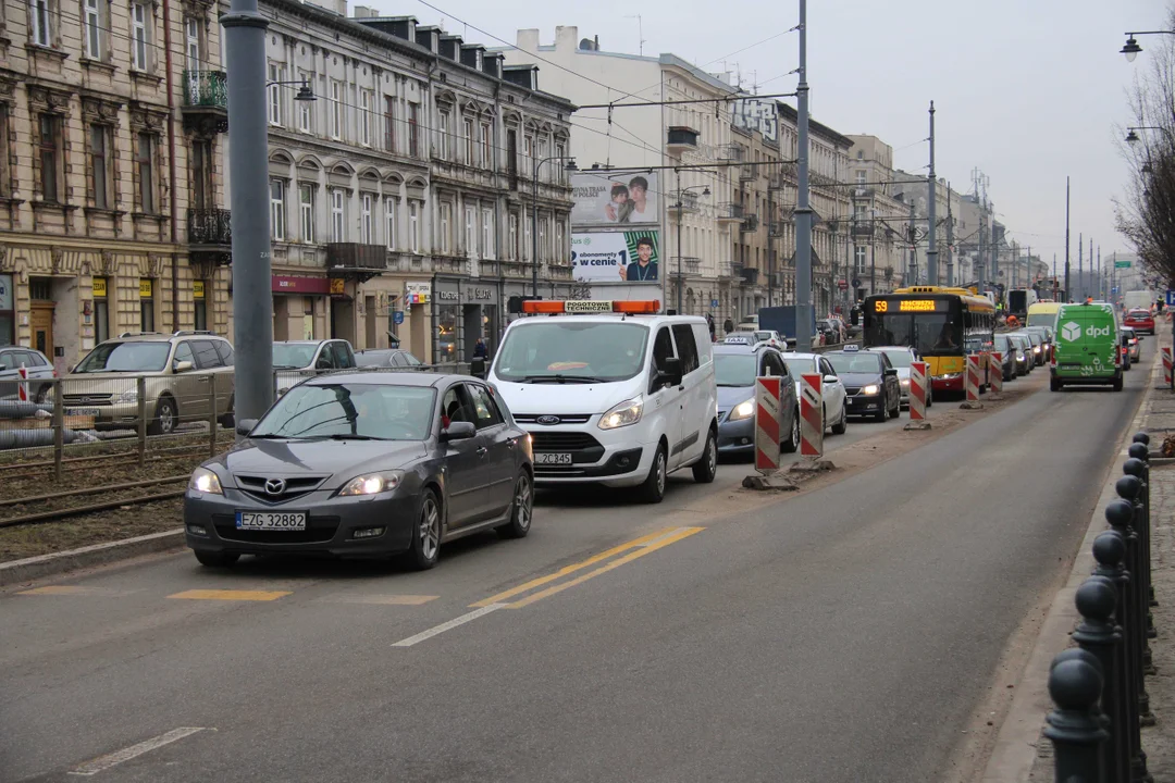 Dziura przy przystanku autobusowym na ulicy Zachodniej w Łodzi