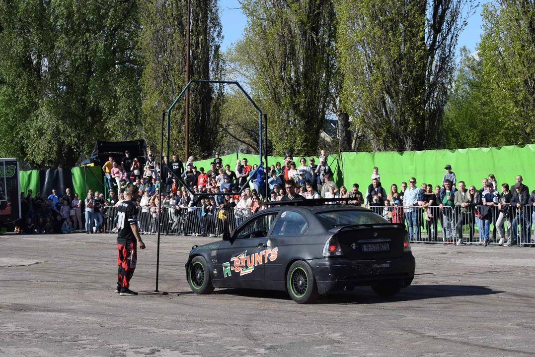 Giganty na czterech kołach zrobiły duże show! Widowiskowy pokaz monster trucków