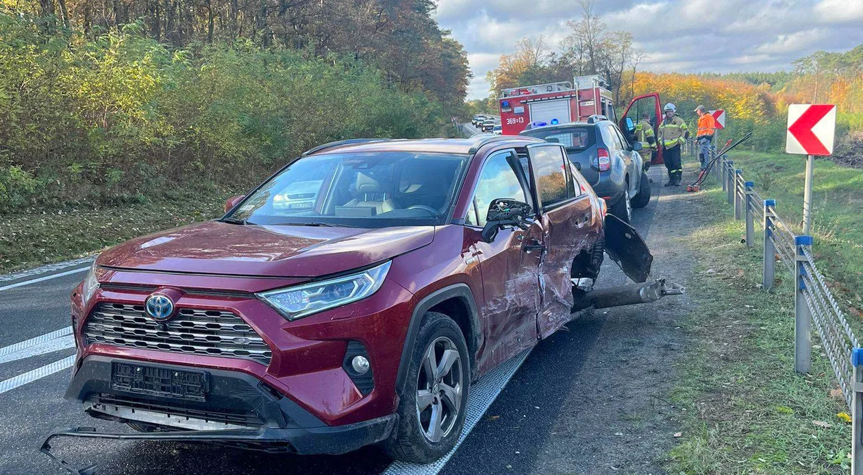 Zderzenie forda z toyotą. Dwie osoby w szpitalu [ZDJĘCIA] - Zdjęcie główne