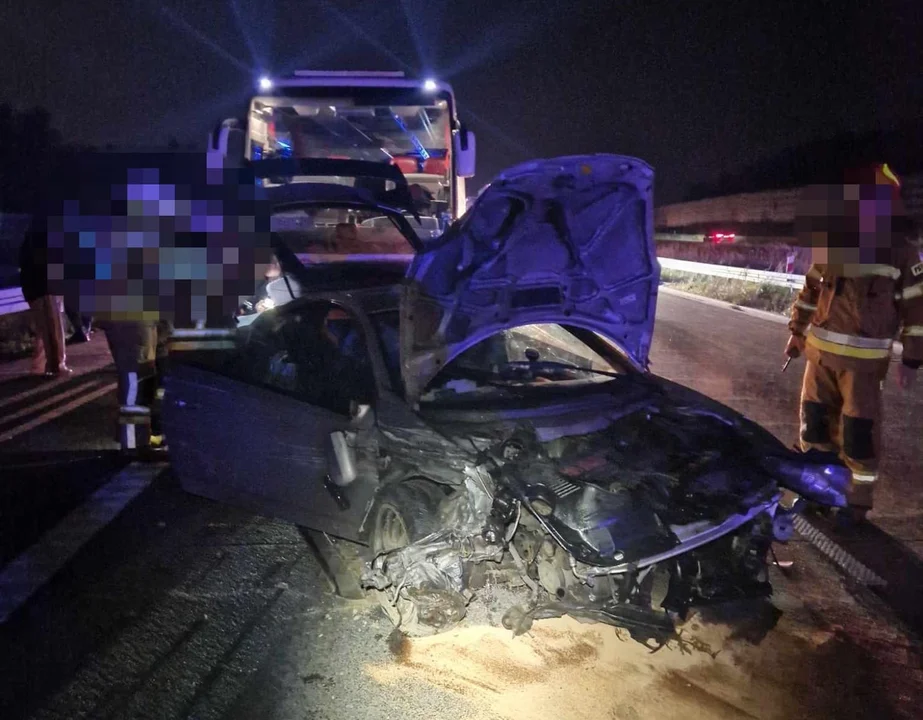 Wypadek na autostradzie A1. Samochód osobowy zderzył się z autokarem [ZDJĘCIA] - Zdjęcie główne