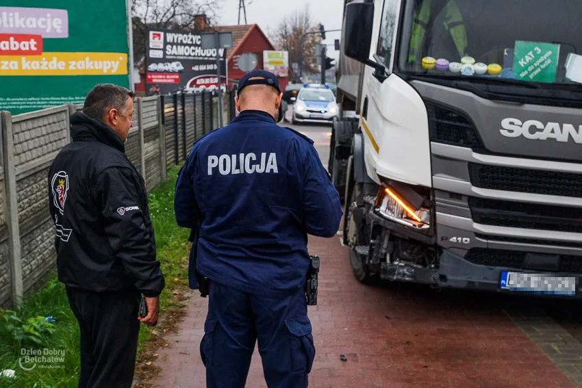 Wypadek w Grocholicach. Ciężarówka zderzyła się z BMW