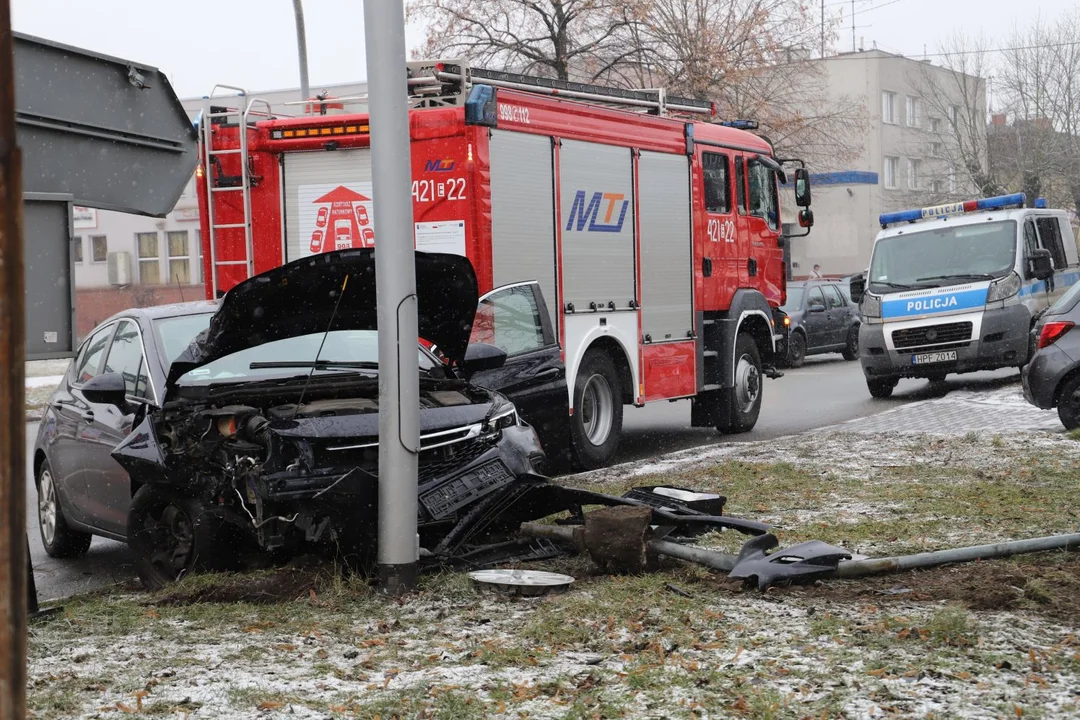 Kraksa w centrum Kutna. Zniszczona sygnalizacja świetlna [ZDJĘCIA/AKTUALIZACJA] - Zdjęcie główne