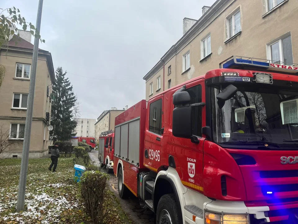 Pożar w bloku. Interweniowało kilka zastępów straży pożarnej [FOTO] - Zdjęcie główne