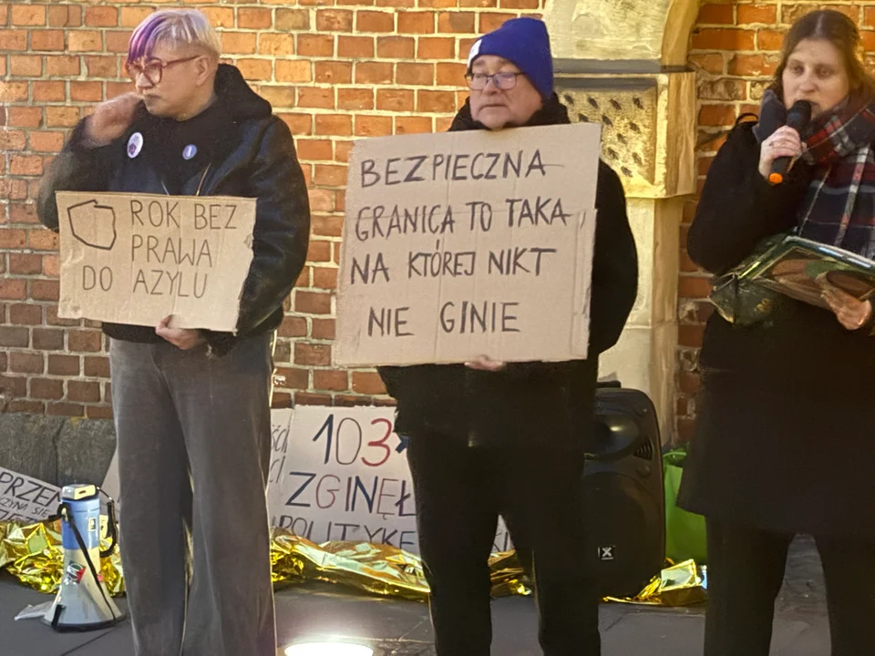 Znicze pod Bramą Wyżynną w Gdańsku. Rok po decyzji rządu i trudne liczby