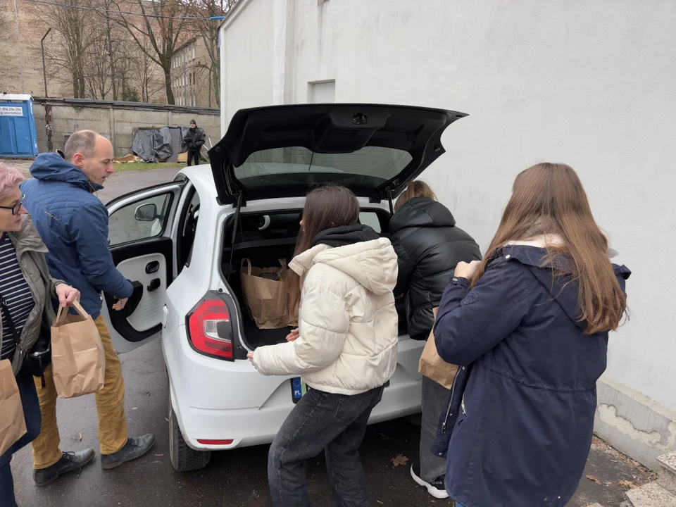 Dostarczanie ostatnich paczek przed Miejską Wigilią dla samotnych