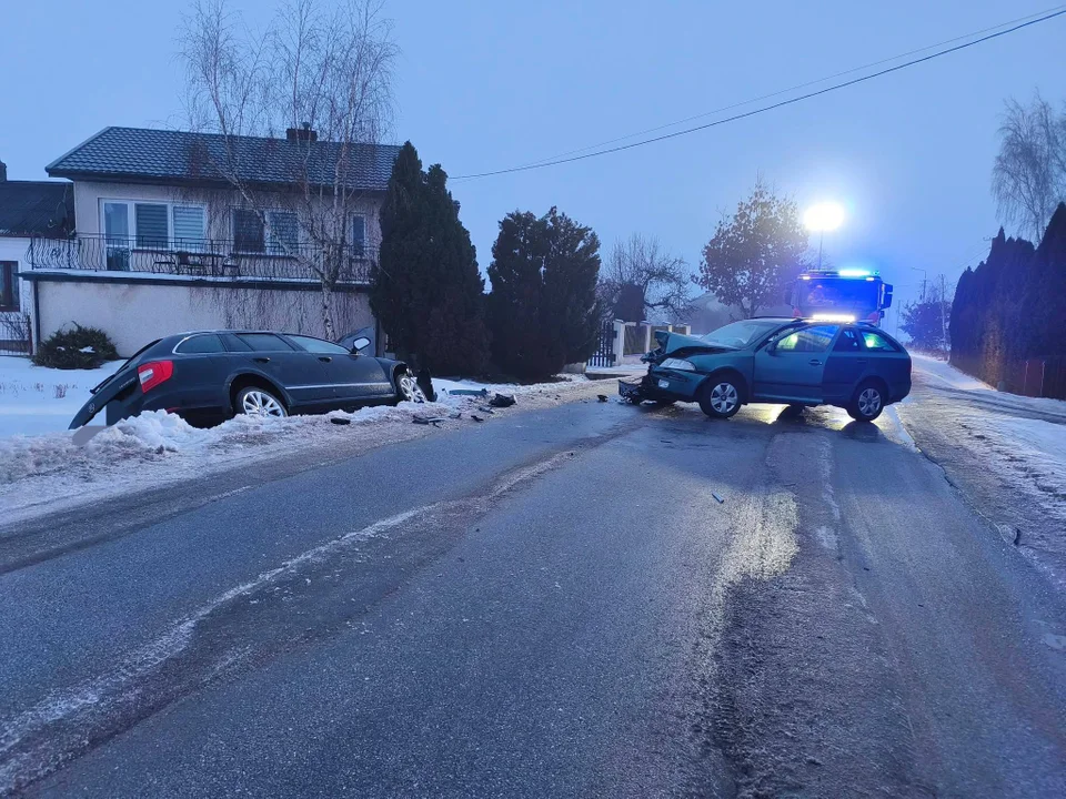 Czołowe zderzenie tuż pod Płockiem. Auto skończyło w rowie [ZDJĘCIA] - Zdjęcie główne