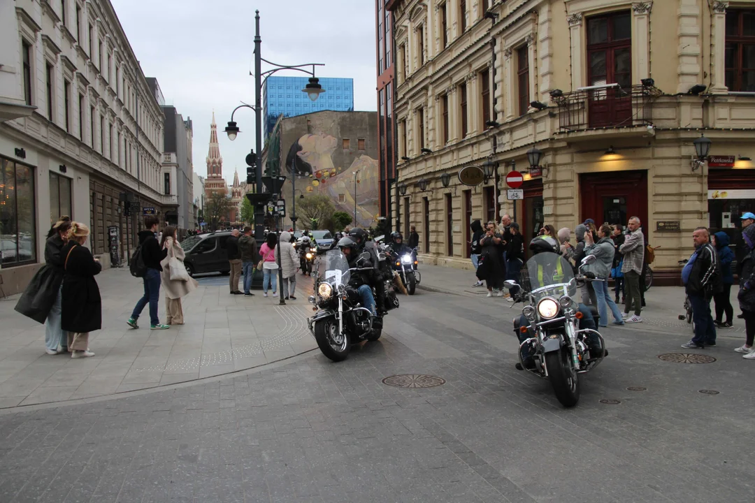 Wielka parada motocyklowa na ulicy Piotrkowskiej w Łodzi