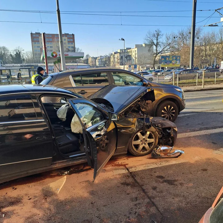 Kolizja z udziałem autobusu MPK Łódź. Są utrudnienia w centrum