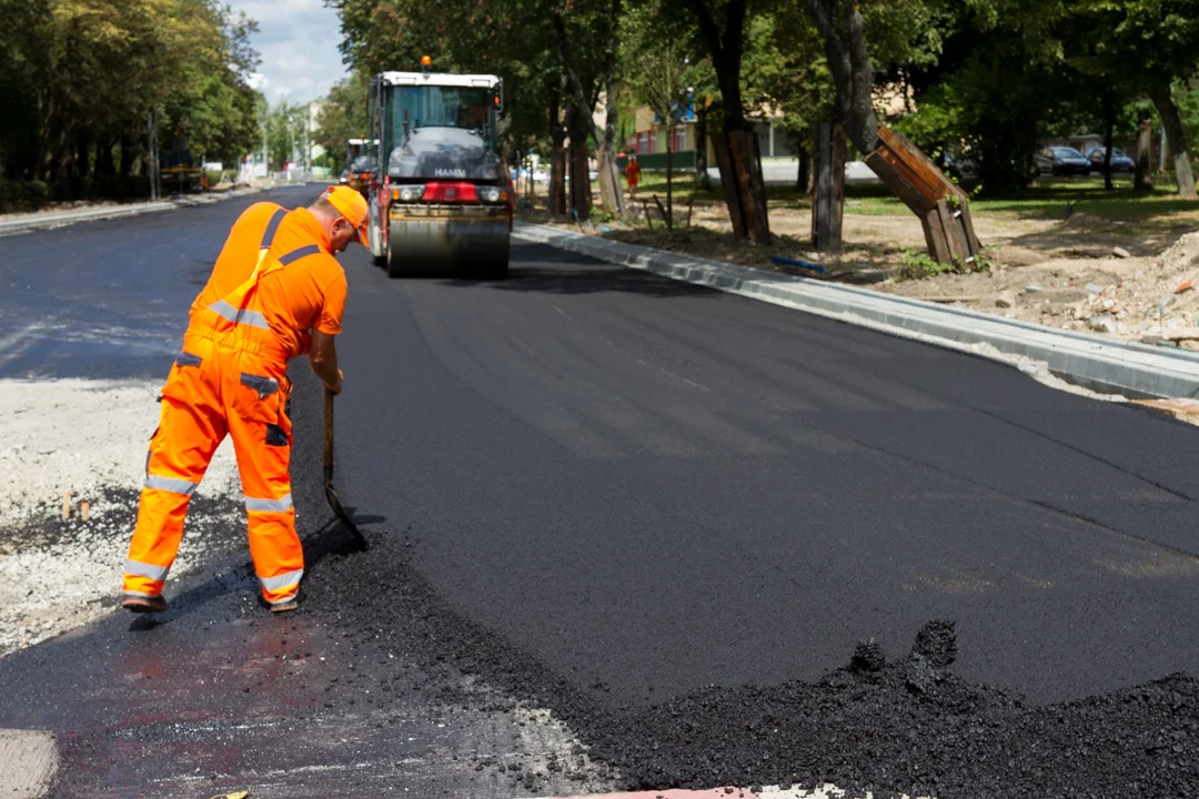 Trwają prace przy przebudowie ul. Łukasiewicza. Rozpoczęto asfaltowanie [ZDJĘCIA] - Zdjęcie główne