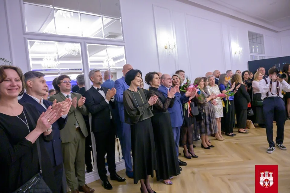 Studniówka uczniowie Zgierskiego Zespołu Szkół Ponadpodstawowych im. Jana Pawła II