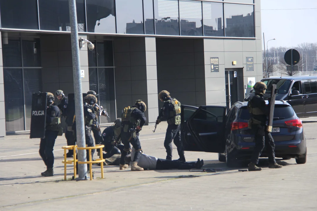 Ćwiczenia służb specjalnych na stadionie ŁKS-u