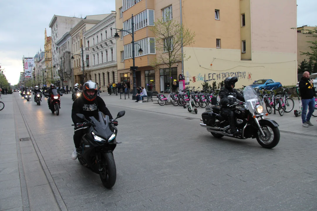 Wielka parada motocyklowa na ulicy Piotrkowskiej w Łodzi