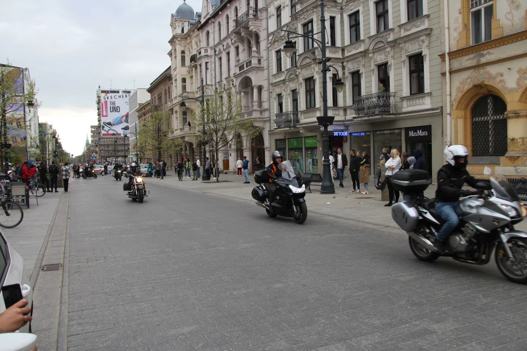 Wielka parada motocyklowa na ulicy Piotrkowskiej w Łodzi