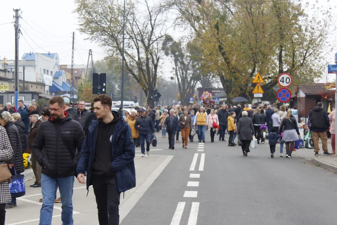 Tłumy łodzian na cmentarzu na Kurczakach