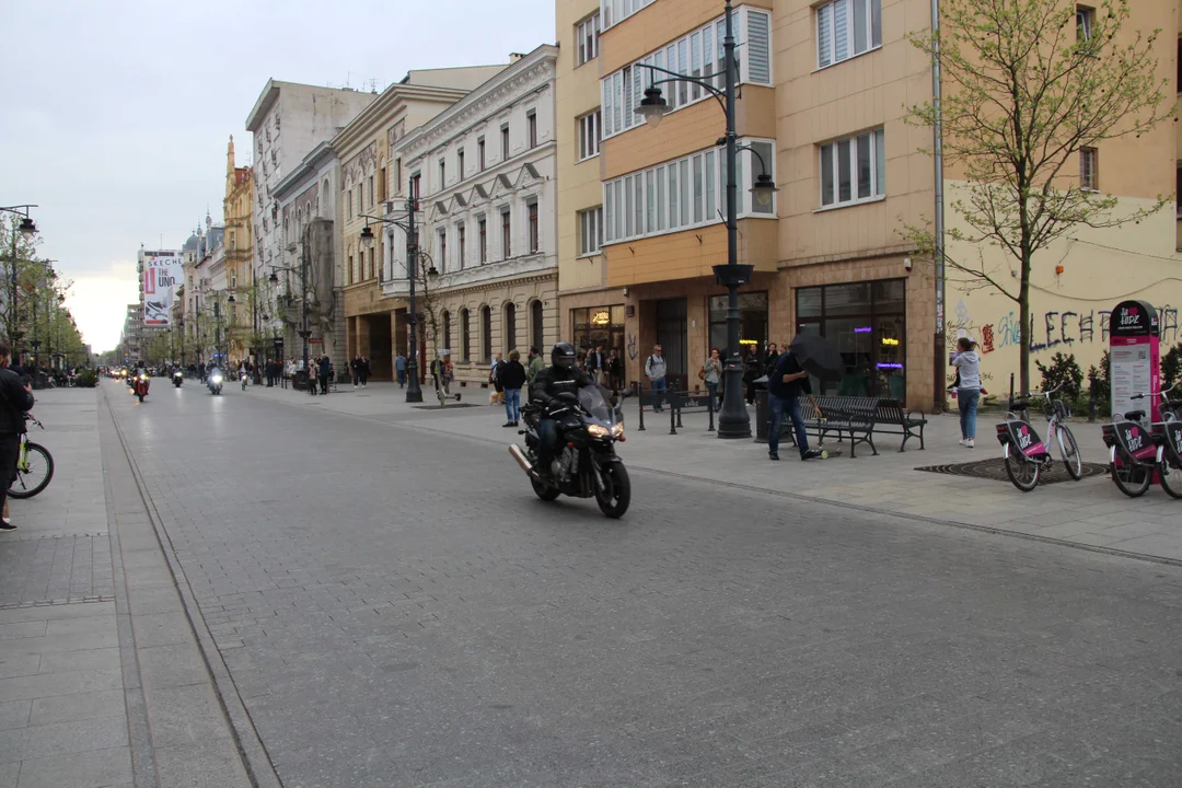 Wielka parada motocyklowa na ulicy Piotrkowskiej w Łodzi