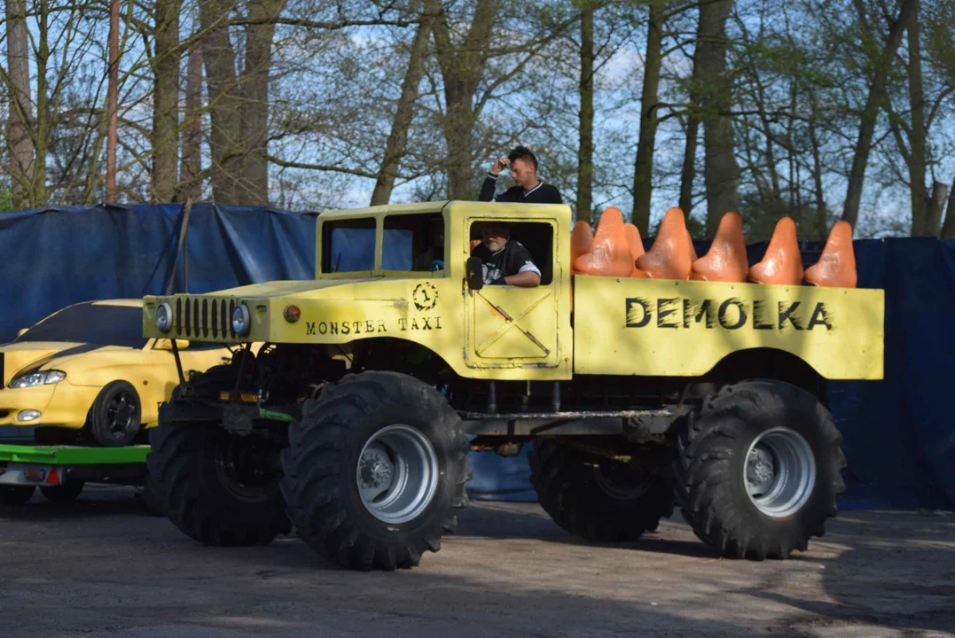 Giganty na czterech kołach zrobiły duże show! Widowiskowy pokaz monster trucków