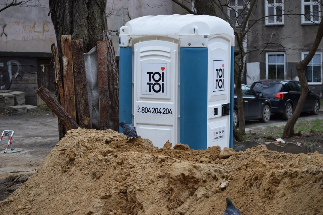 Mieszkańcy mają dość zalegających śmieci w centrum Łodzi. „Flaszek jest więcej niż robotników” [zdjęcia]