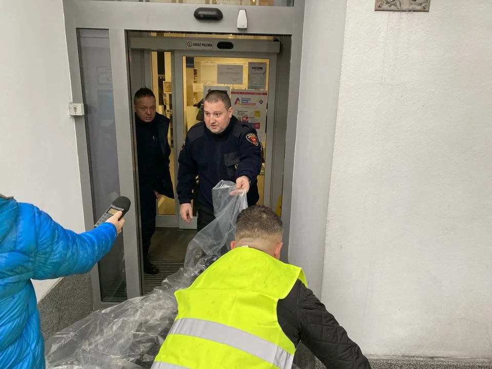 Na znak protestu aleksandrowski radny chciał zamurować wejście do łódzkiego magistratu