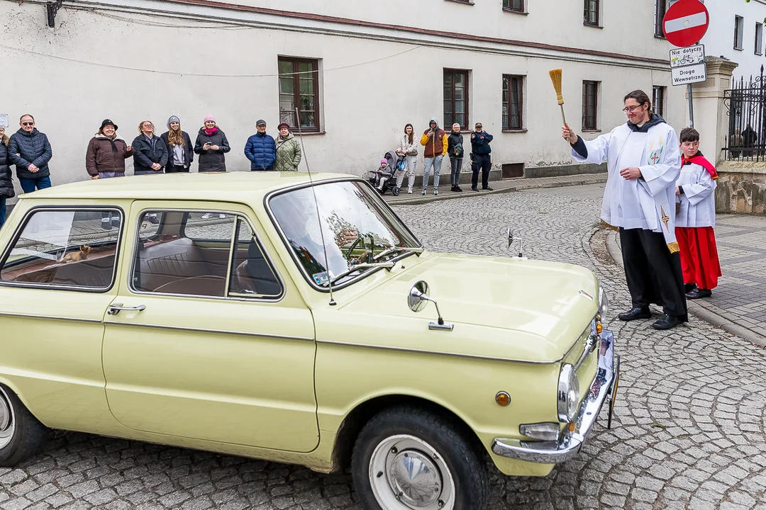 Odprawiono mszę, poświęcono pojazdy. Tegoroczna AutoFara za nami [ZDJĘCIA] - Zdjęcie główne