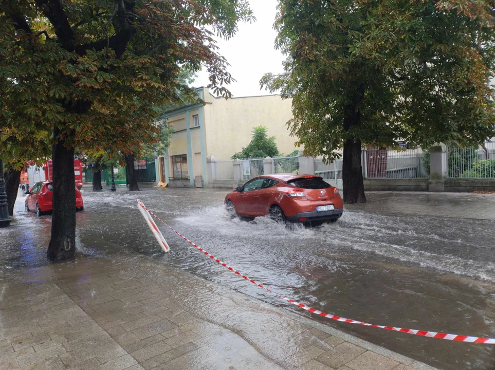 Zalania w zakładzie pracy i pod sklepem, podtopienia. Liczne szkody w powiecie kutnowskim [ZDJĘCIA] - Zdjęcie główne