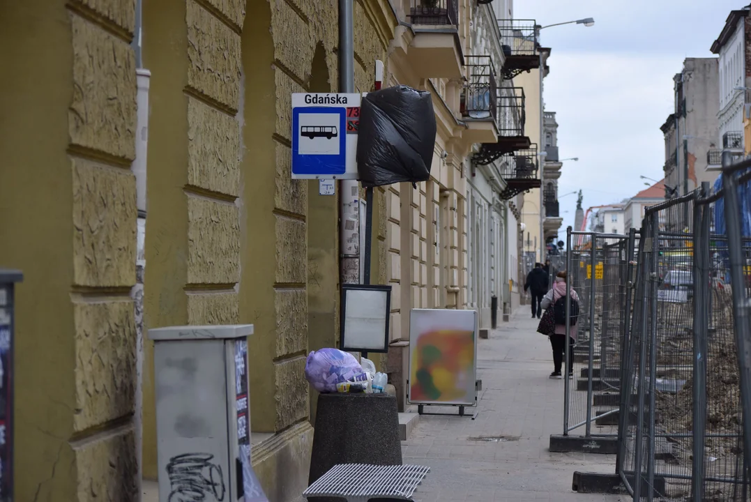 Mieszkańcy remontowanych ulic bez dostępu do śmietników? Przepełnione kosze w centrum Łodzi [zdjęcia] - Zdjęcie główne