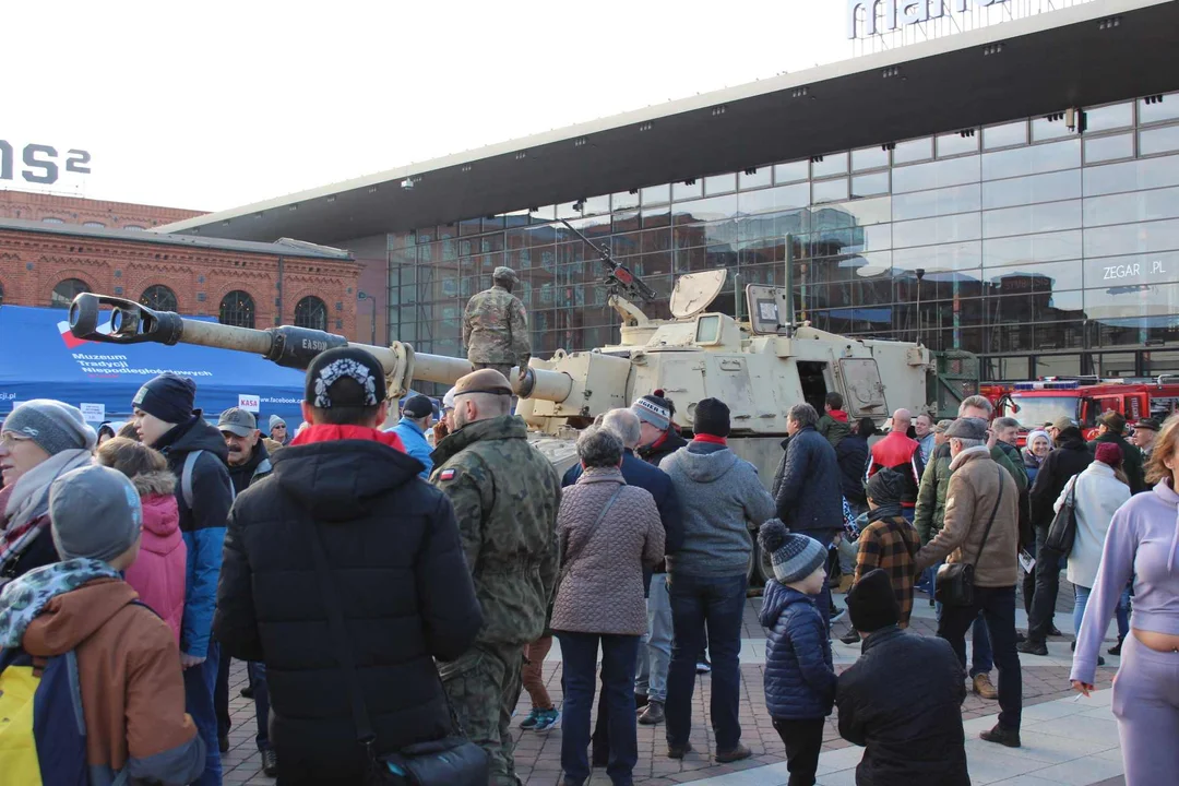 Święto Niepodległości przed Manufakturą