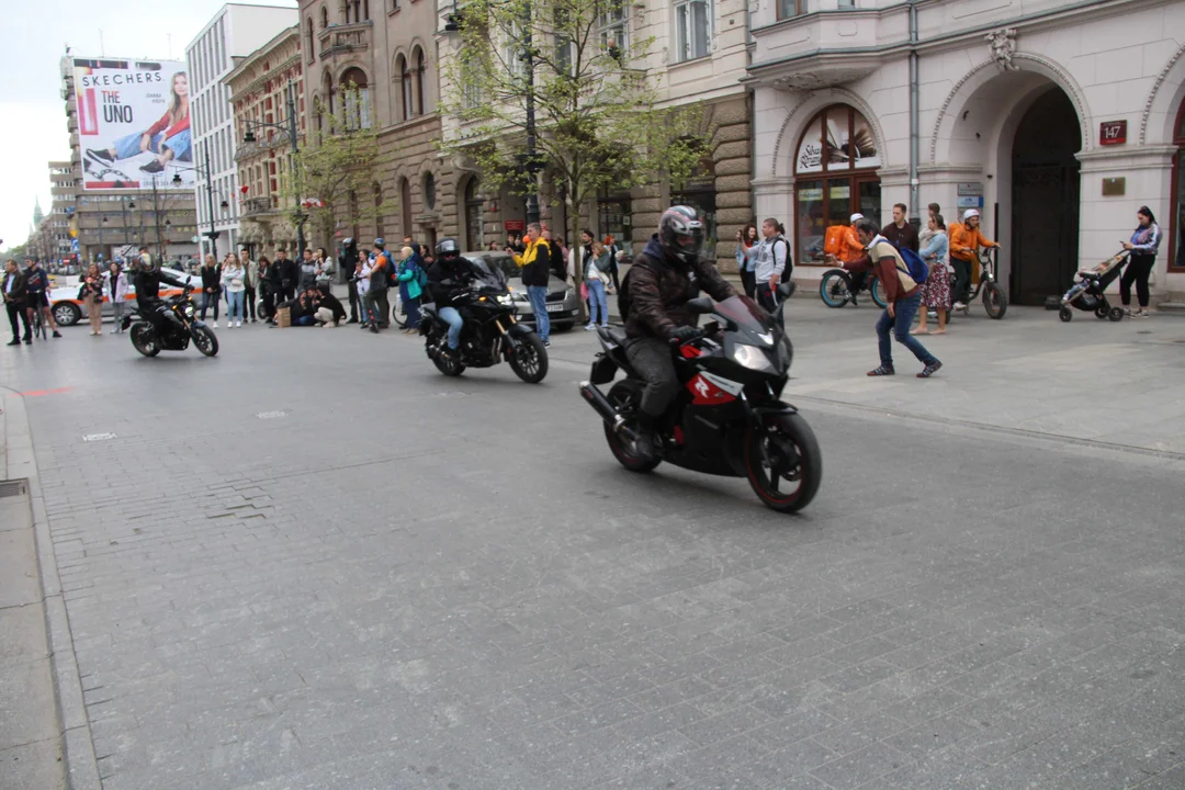 Wielka parada motocyklowa na ulicy Piotrkowskiej w Łodzi