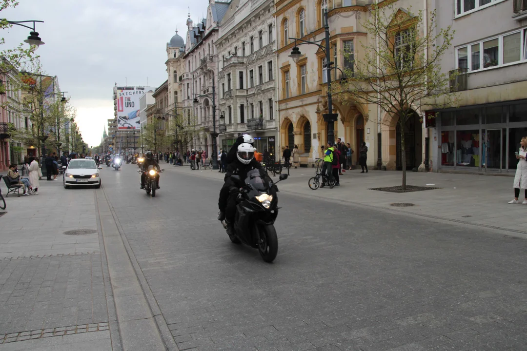 Wielka parada motocyklowa na ulicy Piotrkowskiej w Łodzi