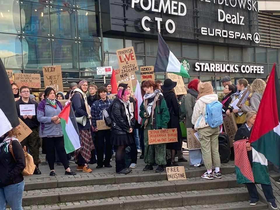 Kilkaset osób pod Manhattanem w geście solidarności z Gazą