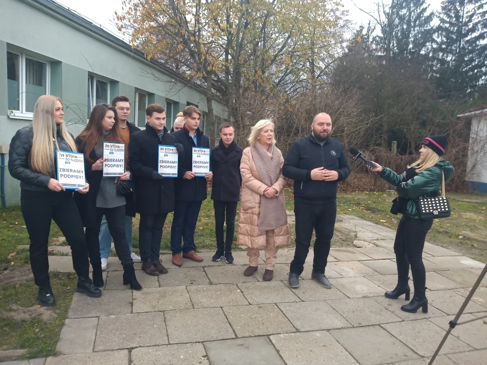 Chcą, żeby za in vitro płaciło państwo. Posłanka i radni Platformy rozpoczęli w Zgierzu zbiórkę podpisów pod projektem ustawy - Zdjęcie główne