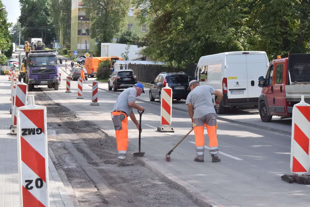 Mieszkańcy doczekali się reklamacji. Trwa wymiana zdeformowanej nawierzchni na ul. Rembowskiego [ZDJĘCIA] - Zdjęcie główne