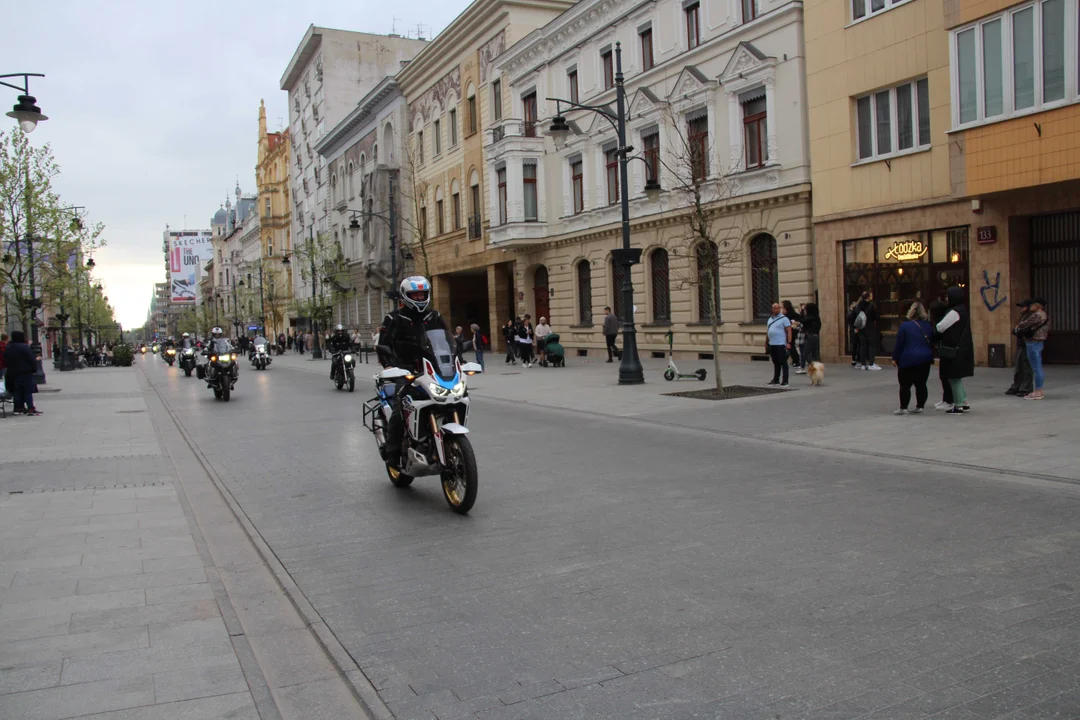 Wielka parada motocyklowa na ulicy Piotrkowskiej w Łodzi