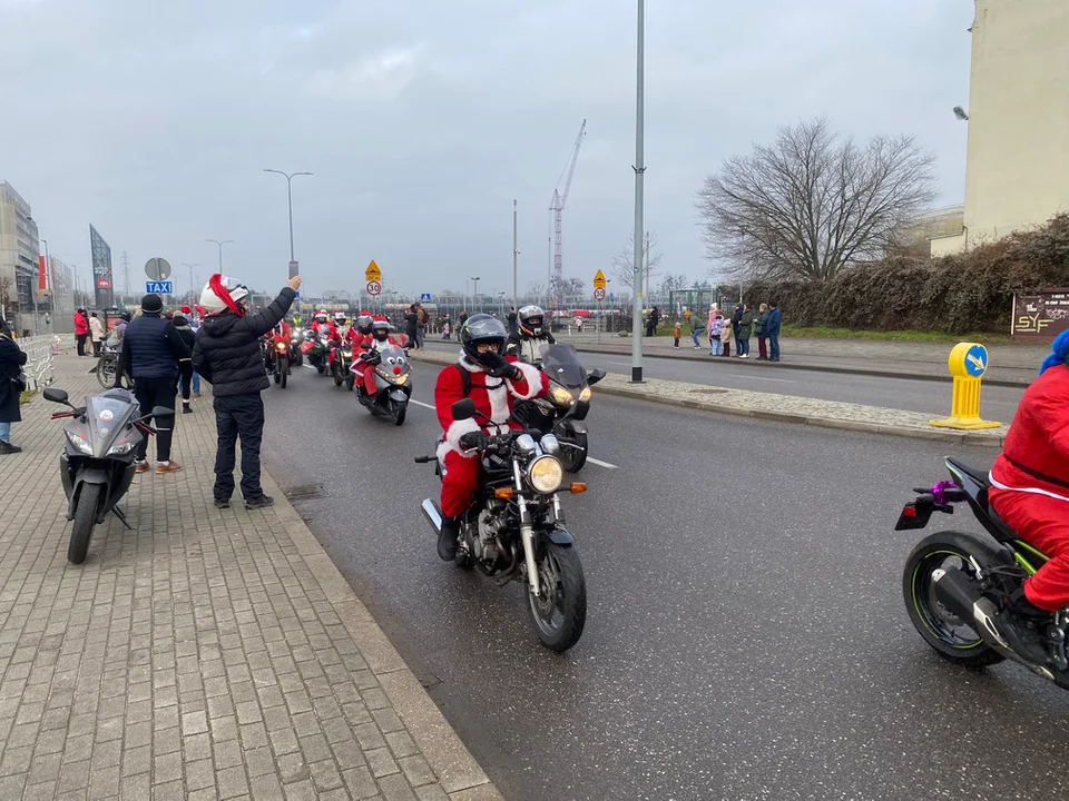 Tysiące Mikołajów przetoczyło się przez Trójmiasto. Powód chwyta za serce
