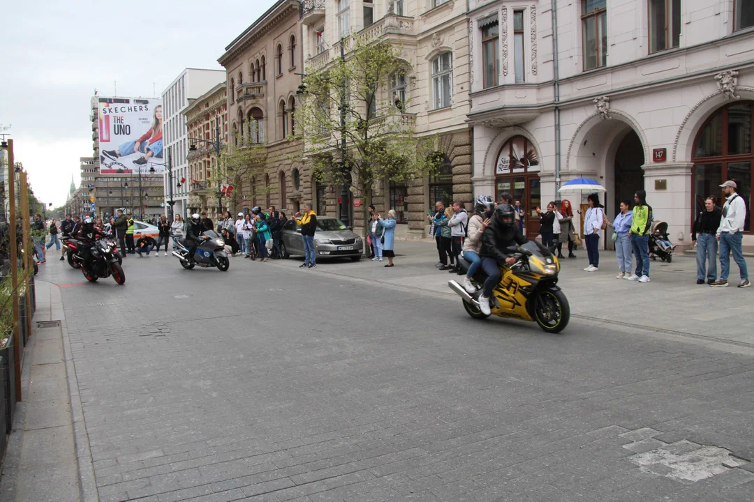 Wielka parada motocyklowa na ulicy Piotrkowskiej w Łodzi