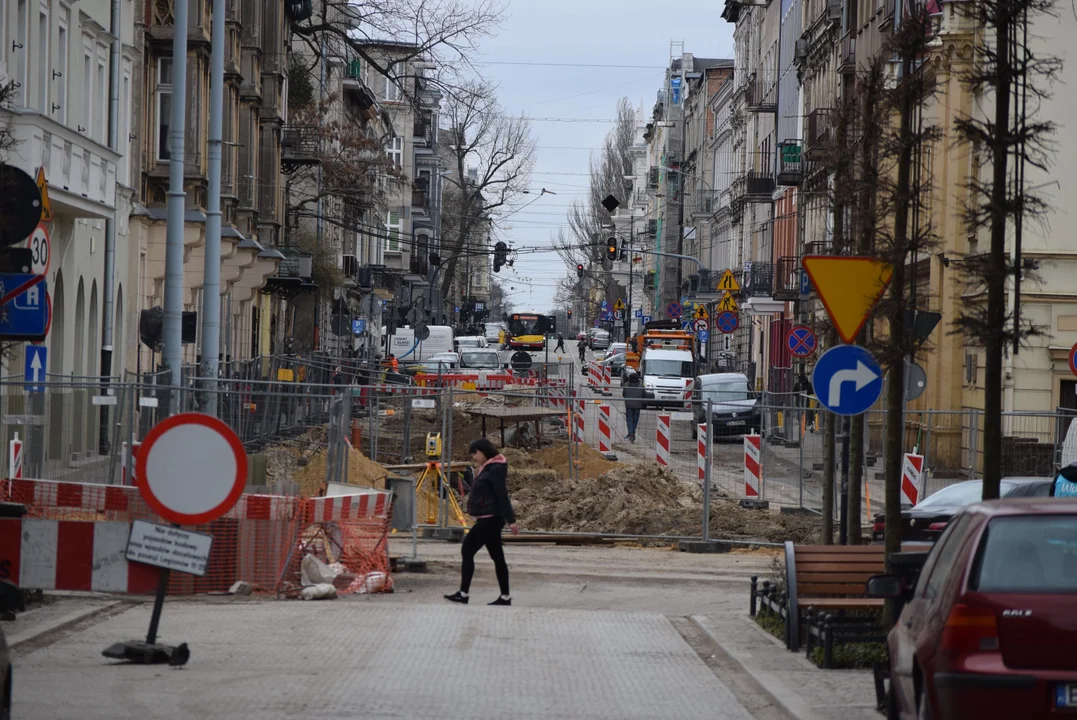 Mieszkańcy remontowanych ulic bez dostępu do śmietników? Przepełnione kosze w centrum Łodzi