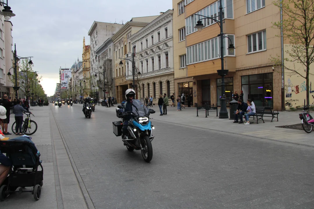 Wielka parada motocyklowa na ulicy Piotrkowskiej w Łodzi