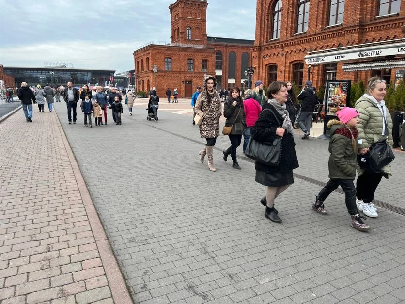 Obchody Święta Niepodległości w Łodzi na rynku Manufaktury