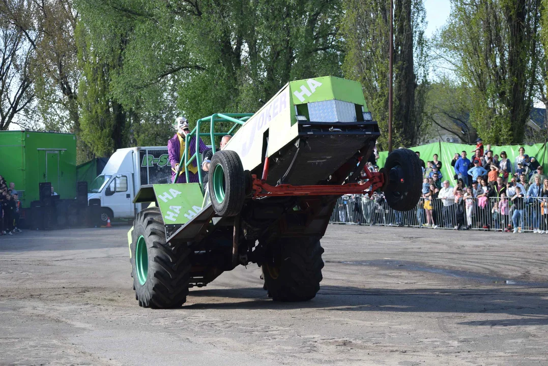 Giganty na czterech kołach zrobiły duże show! Widowiskowy pokaz monster trucków