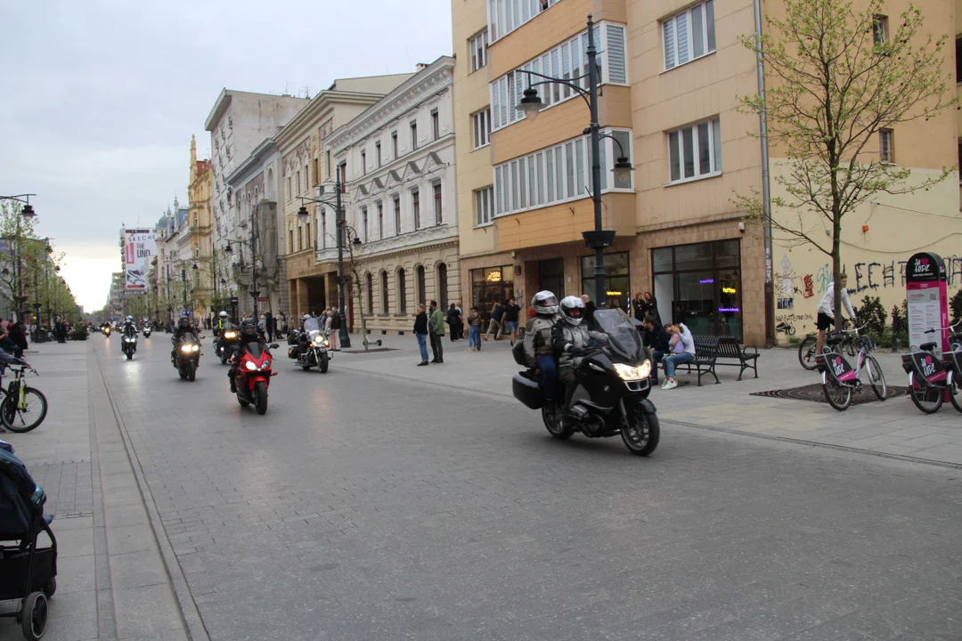 Wielka parada motocyklowa na ulicy Piotrkowskiej w Łodzi