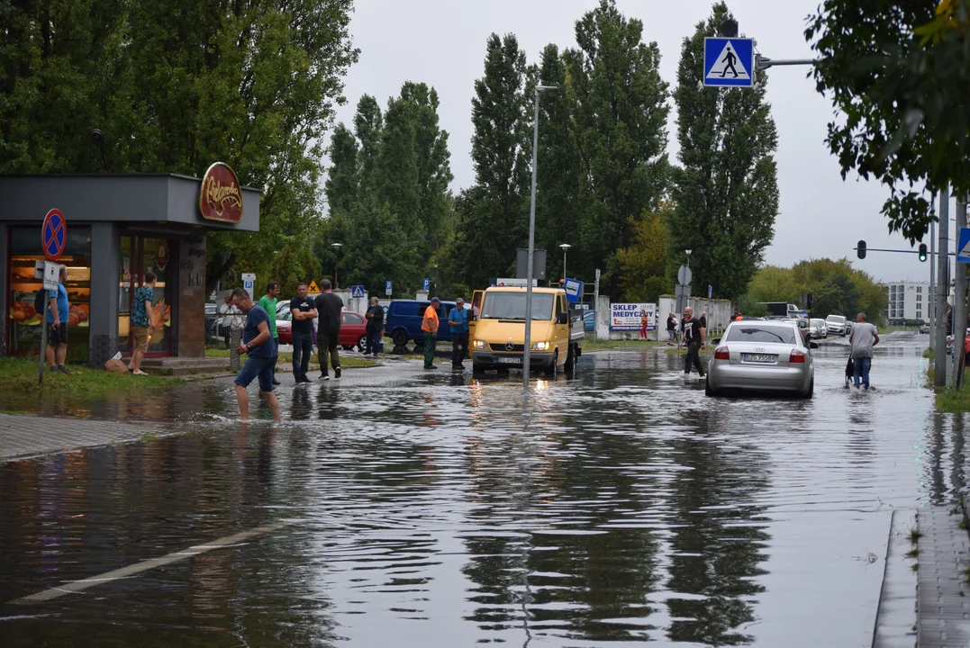 Parzęczewska w Zgierzu stoi pod wodą. Boso szukają tablic rejestracyjnych [ZDJĘCIA] - Zdjęcie główne