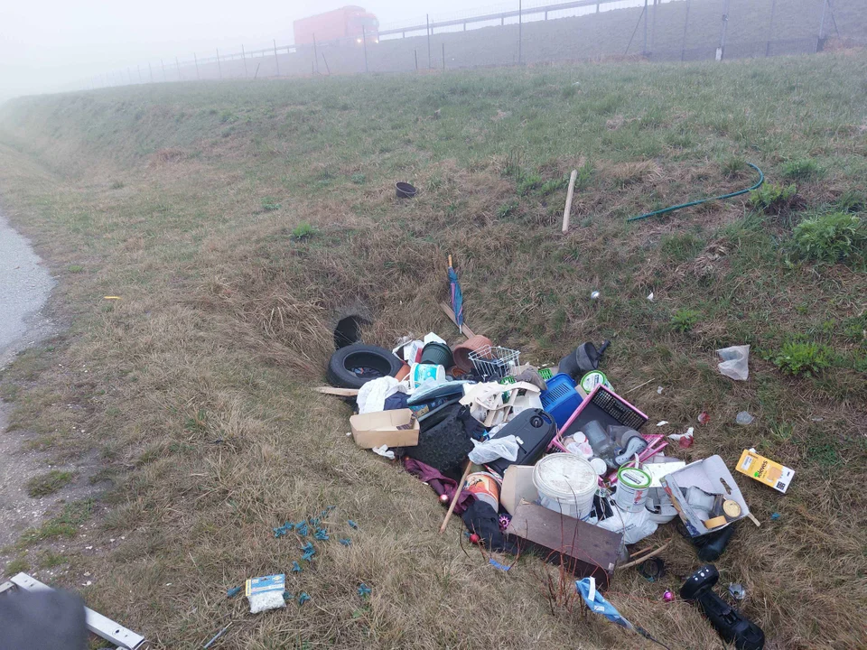 Śmieci przy autostradzie A4 na odcinku Tarnów - Dębica